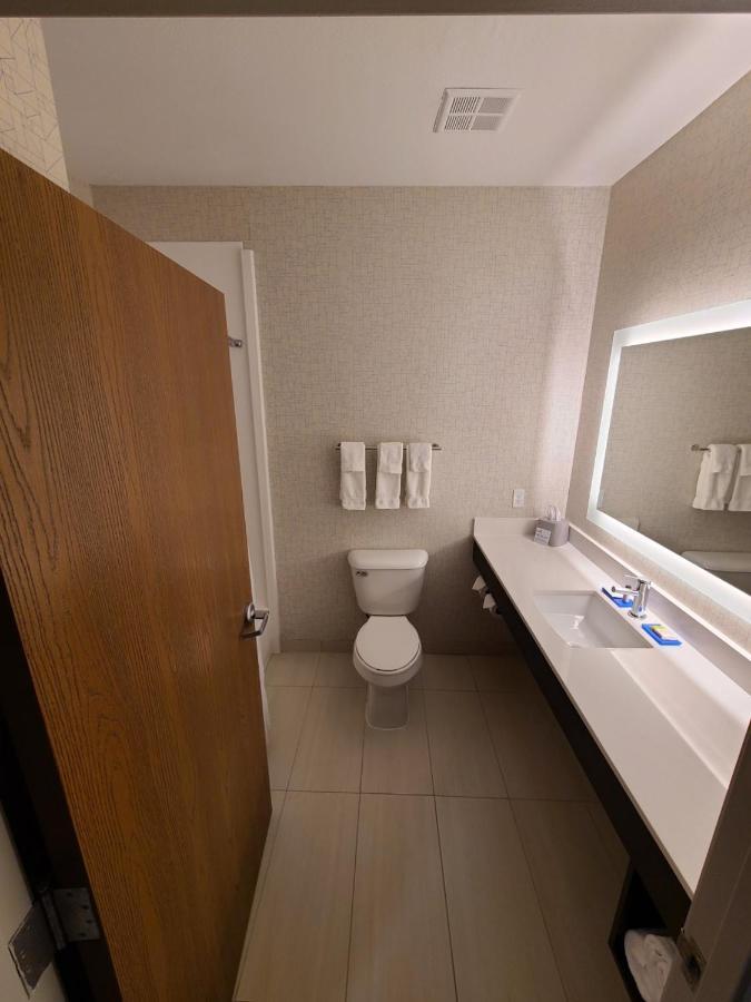 Holiday Inn Express Hotel & Suites Sheldon By Ihg Екстер'єр фото