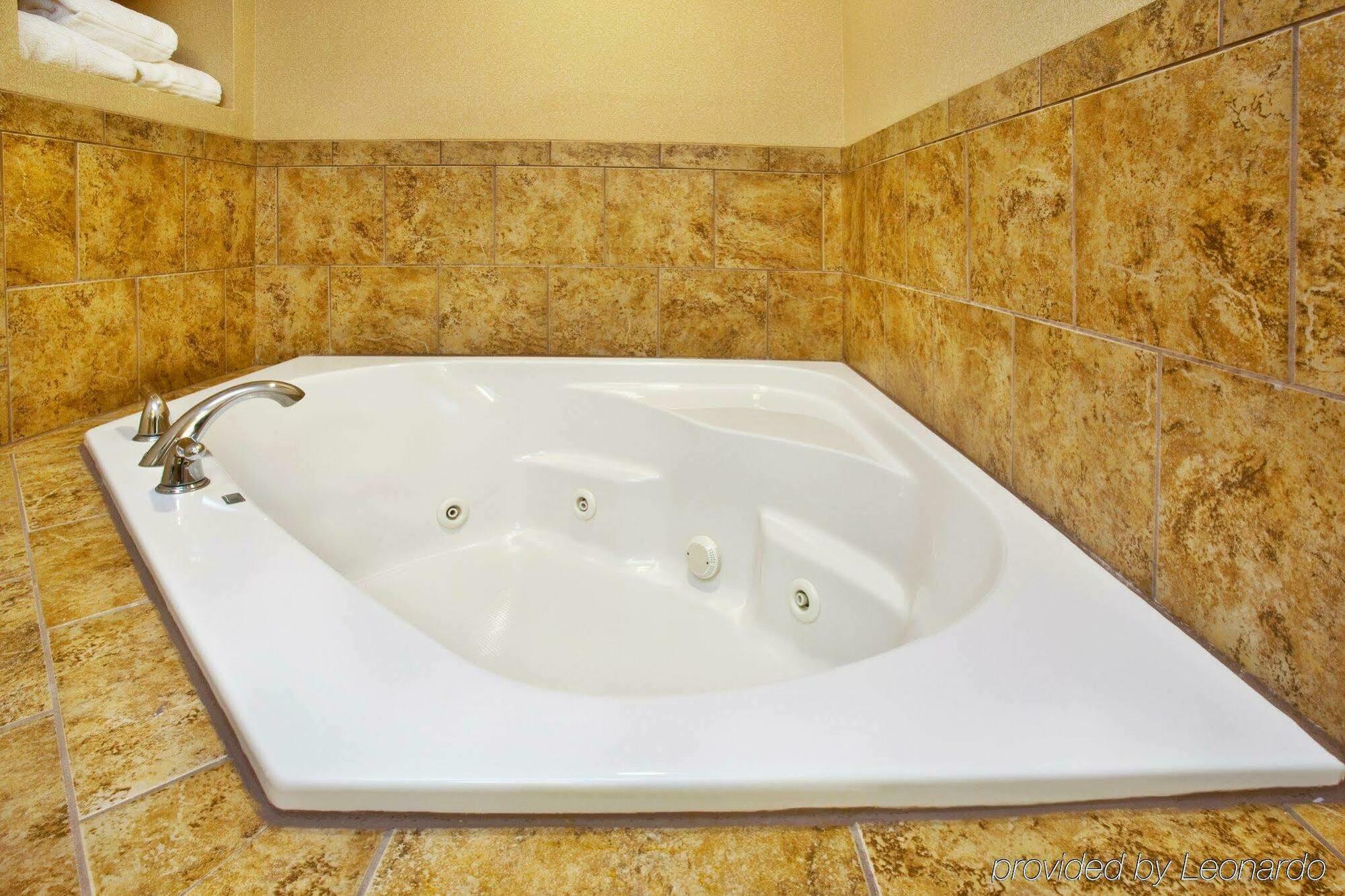 Holiday Inn Express Hotel & Suites Sheldon By Ihg Номер фото